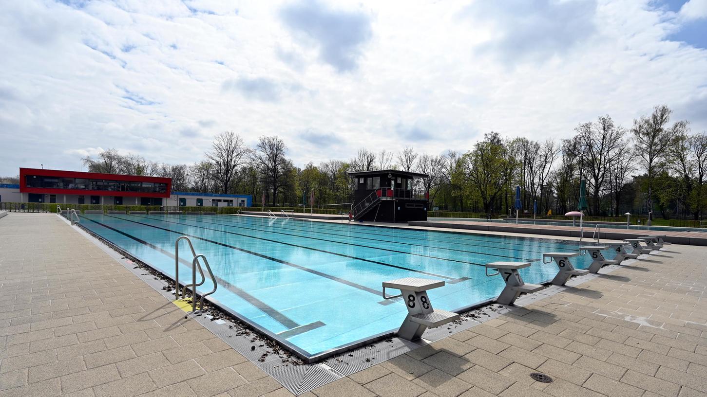 Erlangen: Der badebetrieb der Erlanger Freibäder steht kurz bevor.Im Bild: Im Röthelheimbad sind die Vorarbeiten für die Saisoneröffnung schon weit gediehen, bald wird auch das Wasser aufgeheizt. 21.04.22. Foto: Harald Sippel Erlangen: Der badebetrieb der Erlanger Freibäder steht kurz bevor.Im Bild: Im Röthelheimbad sind die Vorarbeiten für die Saisoneröffnung schon weit gediehen, bald wird auch das Wasser aufgeheizt. 21.04.22. Foto: Harald Sippel