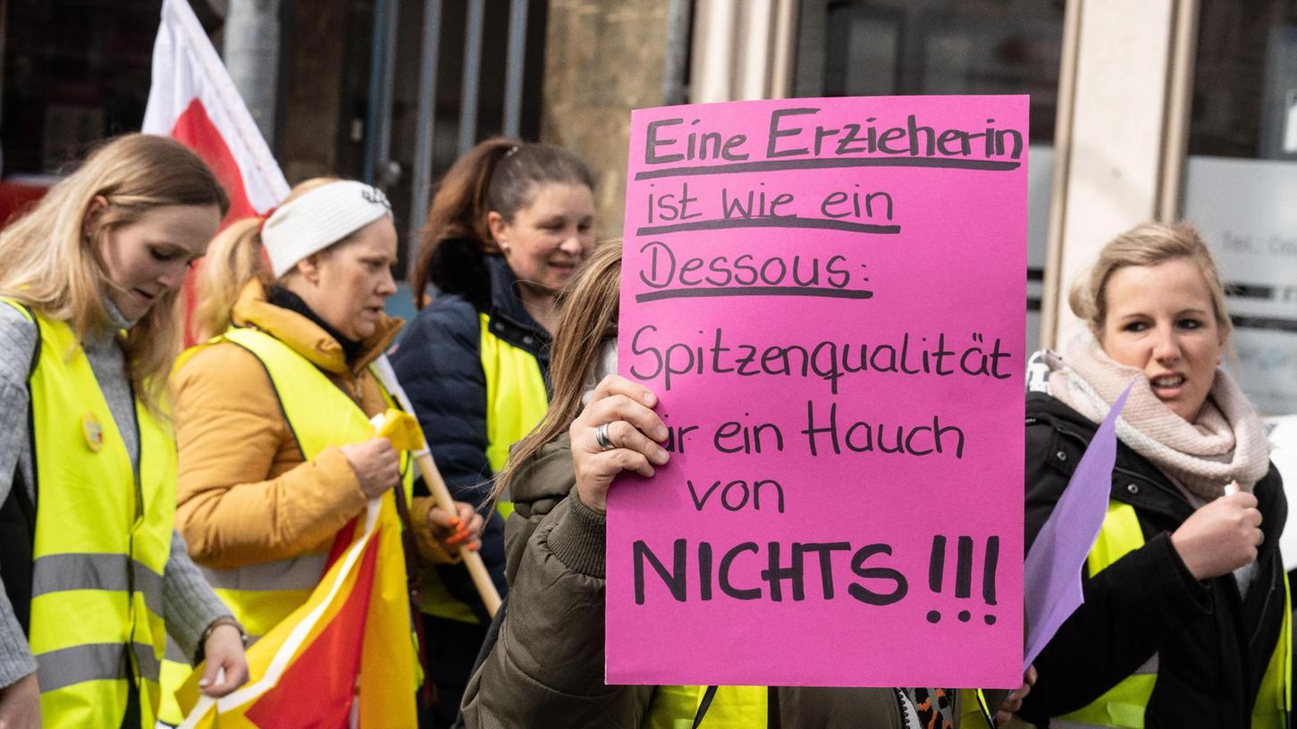 Wie hier in Friedberg werden in ganz Deutschland Menschen auf die Straße gehen. Hintergrund des Tarifkonflikts sind die Verhandlungen für die rund 330.000 Kita-Erzieher sowie von Angehörigen anderer sozialer Berufe im kommunalen Bereich. Wie hier in Friedberg werden in ganz Deutschland Menschen auf die Straße gehen. Hintergrund des Tarifkonflikts sind die Verhandlungen für die rund 330.000 Kita-Erzieher sowie von Angehörigen anderer sozialer Berufe im kommunalen Bereich.