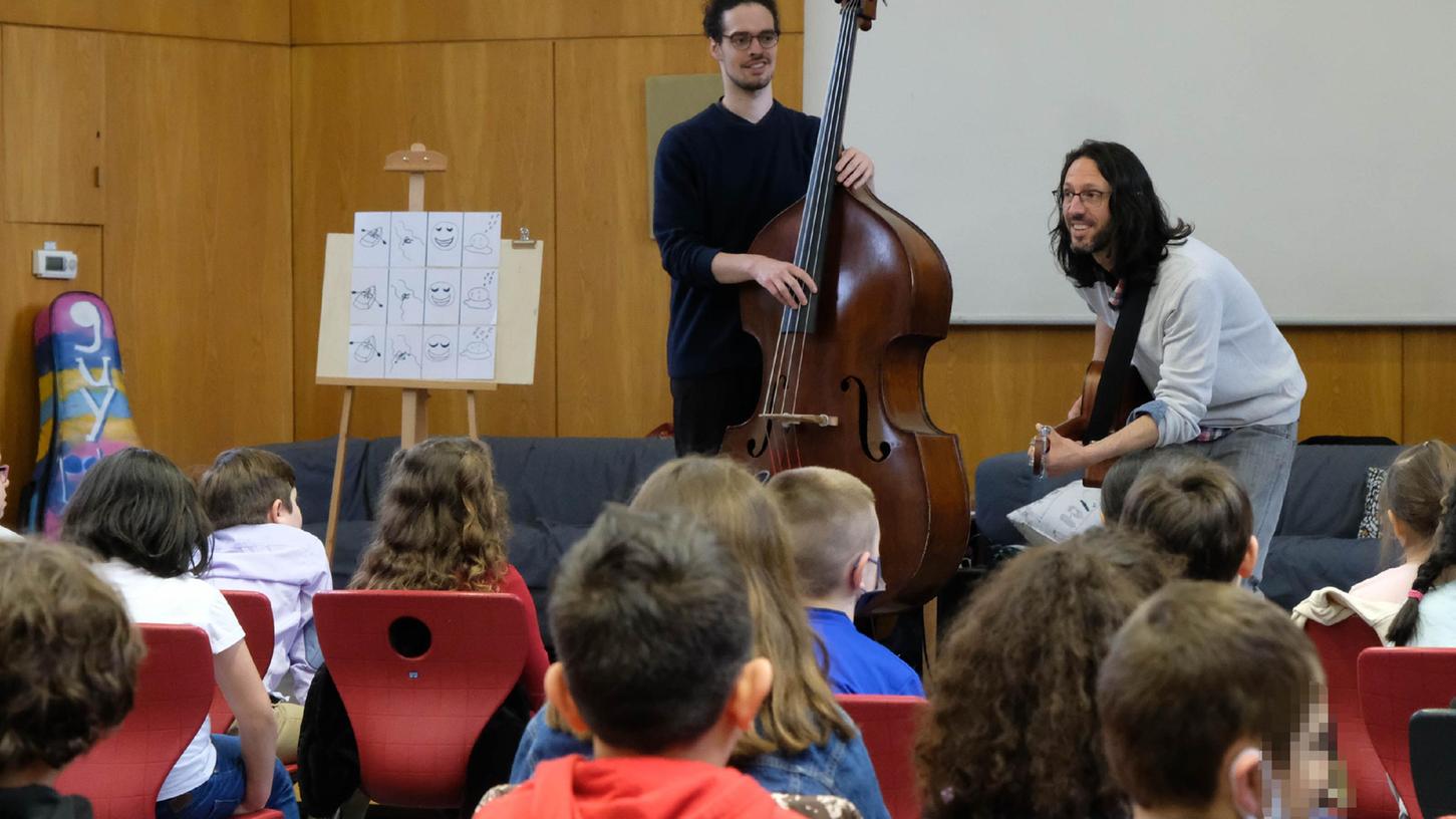 Das Duo "Another Mother" bringt Schülern die Welt der Musik näher.
