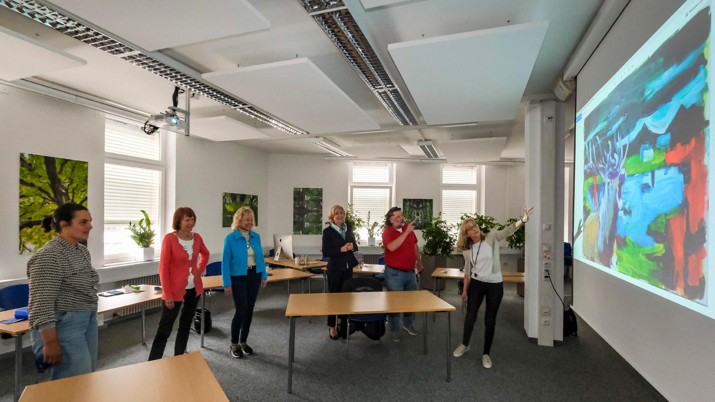 Die Jury zeigt sich nach getaner Arbeit sichtlich glücklich über das Ergebnis: In der Mitte die Verlegerinnen Sabine Schnell-Pleyer und Bärbel Schnell sowie Kulturbürgermeisterin Julia Lehner (v.li.), neben ihnen die Künstler Fatma Güdü und Clemens Heinl, rechts Kultur-Redakteurin Birgit Ruf.
Die Jury zeigt sich nach getaner Arbeit sichtlich glücklich über das Ergebnis: In der Mitte die Verlegerinnen Sabine Schnell-Pleyer und Bärbel Schnell sowie Kulturbürgermeisterin Julia Lehner (v.li.), neben ihnen die Künstler Fatma Güdü und Clemens Heinl, rechts Kultur-Redakteurin Birgit Ruf.
