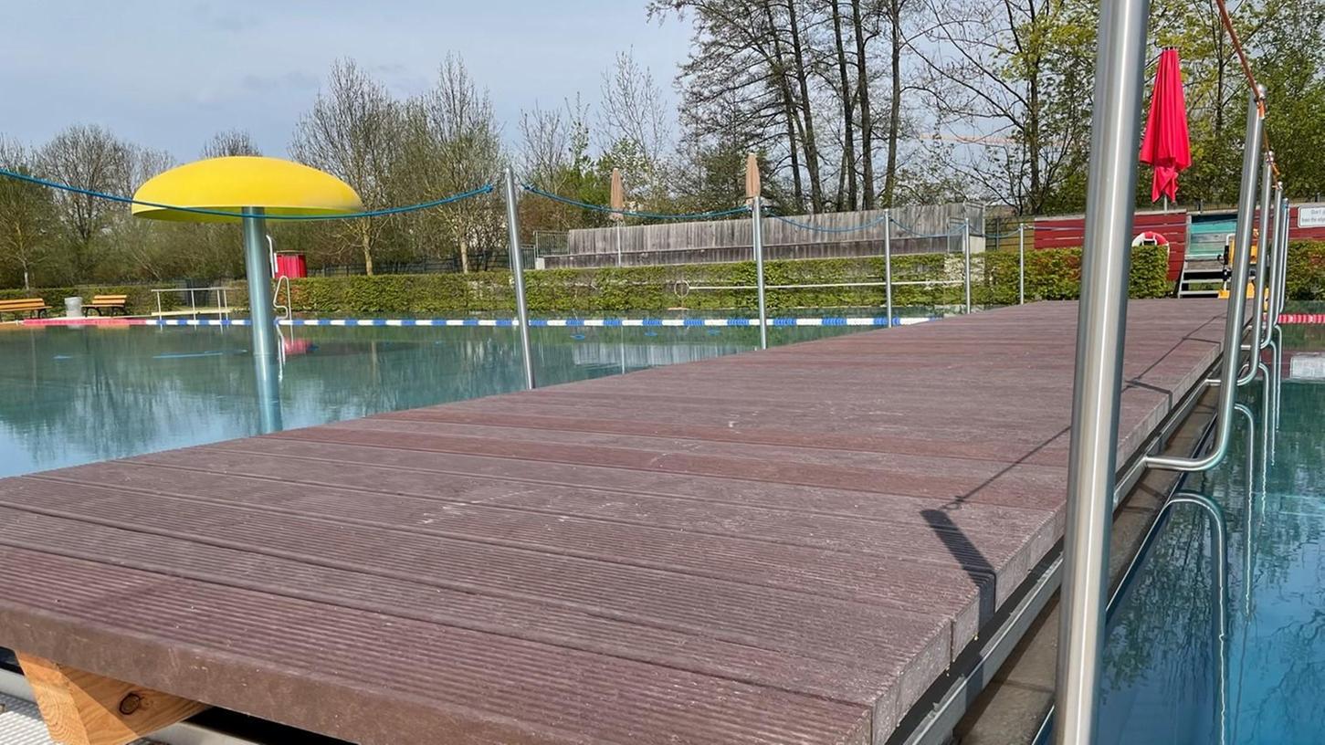 Das beheizte Becken des Bad Windsheimer Freibades ist in einen Nicht-Schwimmer- und einen Schwimmer-Bereich aufgeteilt.