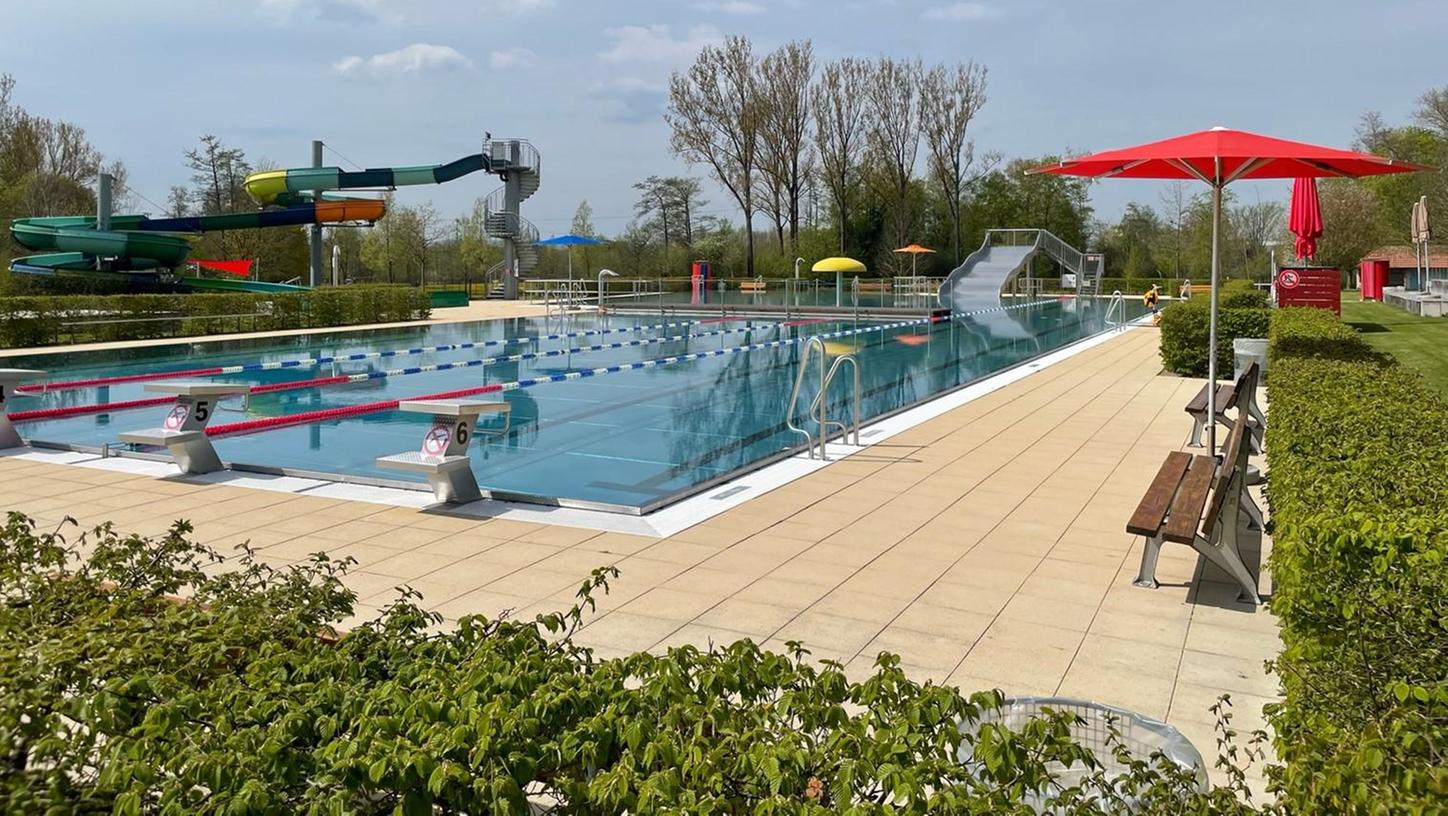 21 Grad Celsius Wassertemperatur: es ist angerichtet im Bad Windsheimer Freibad.