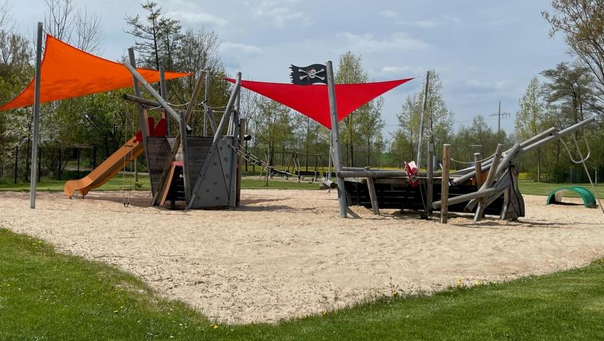 Im Sand-Bereich gibt es ein Piratenschiff zum spielen und klettern. Im Sand-Bereich gibt es ein Piratenschiff zum spielen und klettern.