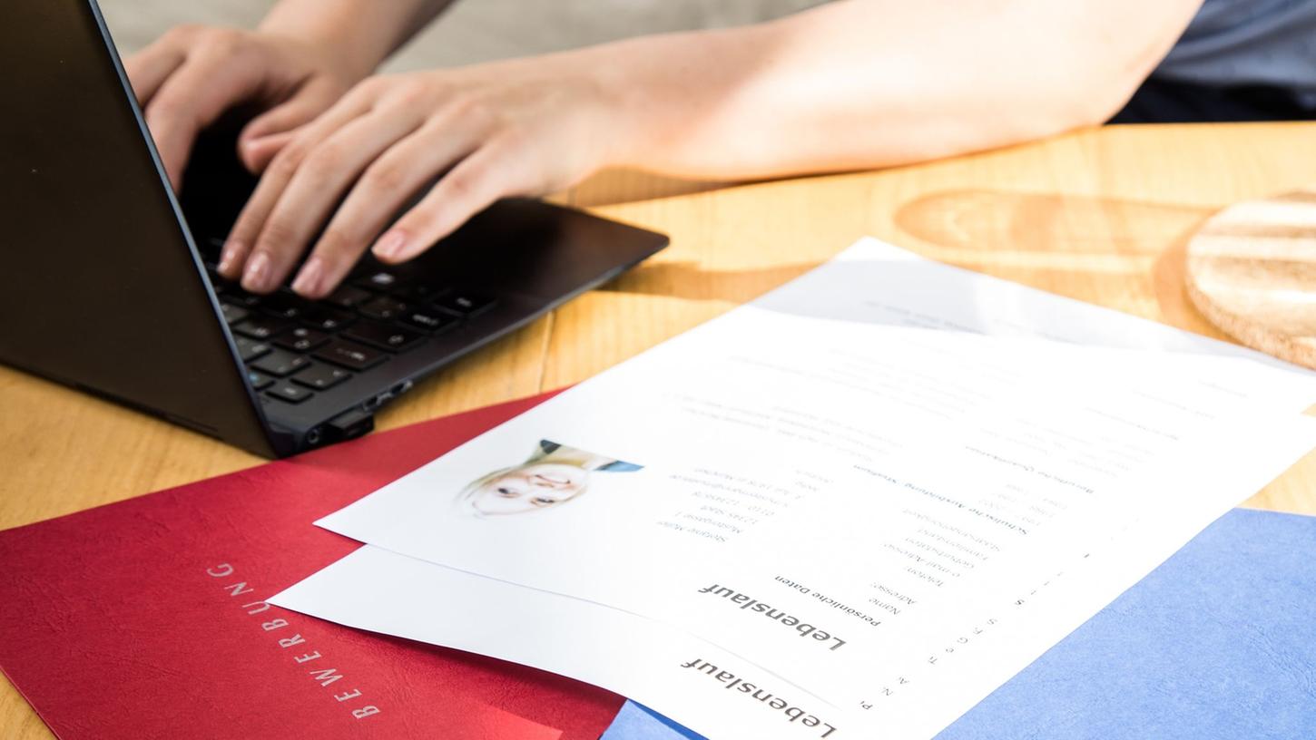 Die Qualifikation eines Bewerbers und die Anforderungsliste einer Stelle müssen nicht immer zu 100 Prozent übereinstimmen. Die Qualifikation eines Bewerbers und die Anforderungsliste einer Stelle müssen nicht immer zu 100 Prozent übereinstimmen.
