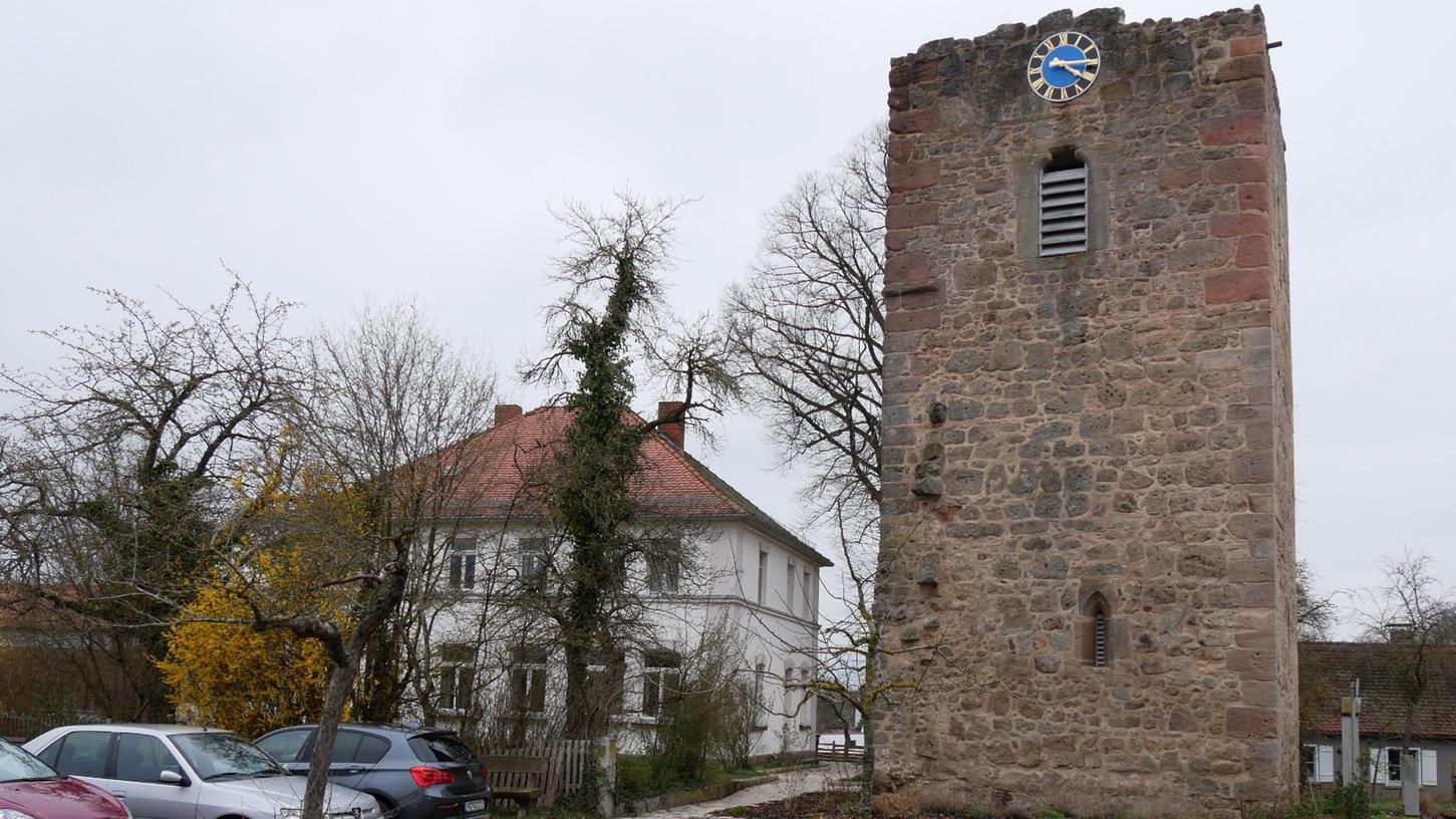 Die Turmruine der Briccius-Kapelle ist das Wahrzeichen von Großbreitenbronn.
Die Turmruine der Briccius-Kapelle ist das Wahrzeichen von Großbreitenbronn.