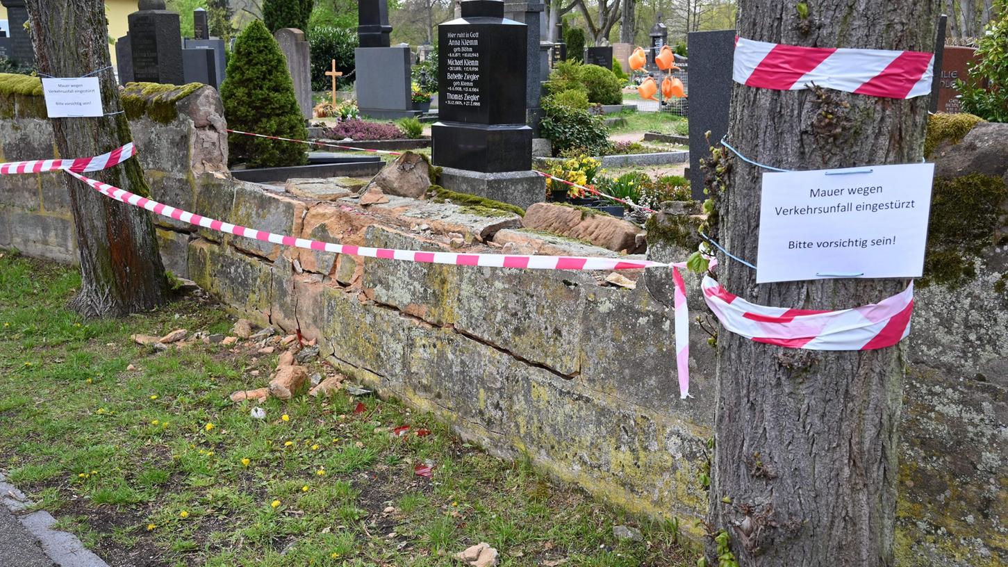 Da hatte sie wohl nicht nur die Mauer an-, sondern auch einen erheblichen Schrecken eingefahren: Eine Autofahrerin rammte nach Verwechslung der Fußpedale die Friedhofsmauer.