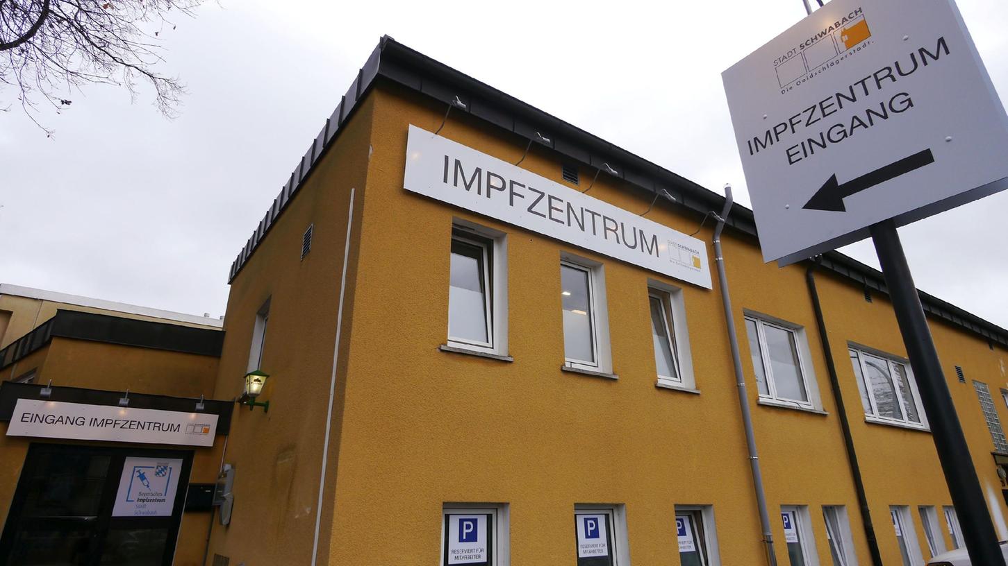 Über ein Jahr lang war das Sportheim der DJK Schwabach das Impfzentrum. Heute hat es zum vorerst letzten Mal geöffnet. Danach gibt es noch Angebote im Oro-Einkaufscenter.
Über ein Jahr lang war das Sportheim der DJK Schwabach das Impfzentrum. Heute hat es zum vorerst letzten Mal geöffnet. Danach gibt es noch Angebote im Oro-Einkaufscenter.