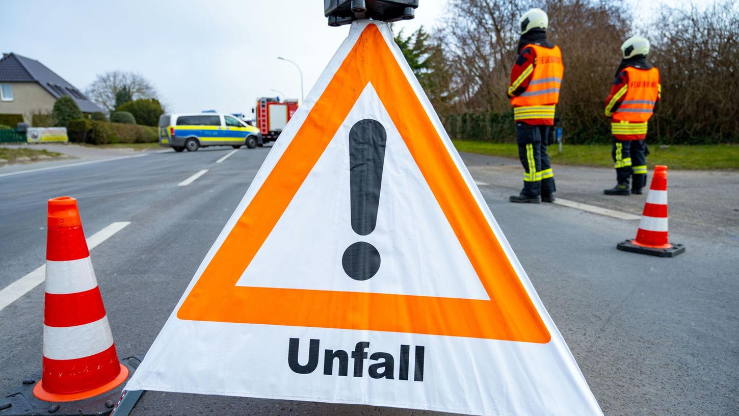 Fahrzeuge stehen nach einem Unfall auf der Straße. Fahrzeuge stehen nach einem Unfall auf der Straße.