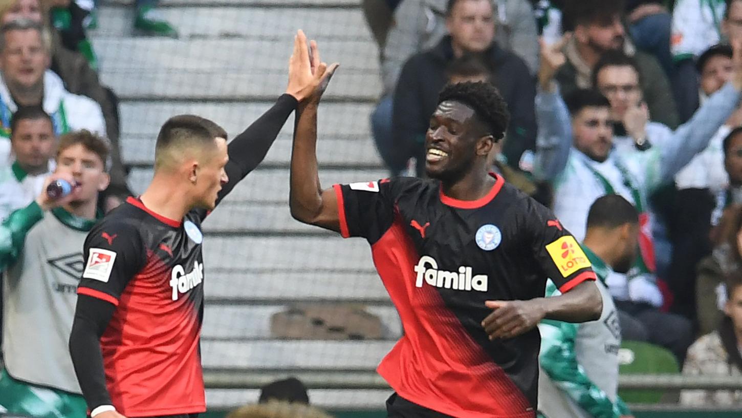Geht doch: Flankengott Fabian Reese (li.), Kwasi Wriedt und die anderen Kieler siegten vergangene Woche nach 0:2-Rückstand noch 3:2 beim ehemaligen Tabellenführer Werder Bremen. Geht doch: Flankengott Fabian Reese (li.), Kwasi Wriedt und die anderen Kieler siegten vergangene Woche nach 0:2-Rückstand noch 3:2 beim ehemaligen Tabellenführer Werder Bremen.