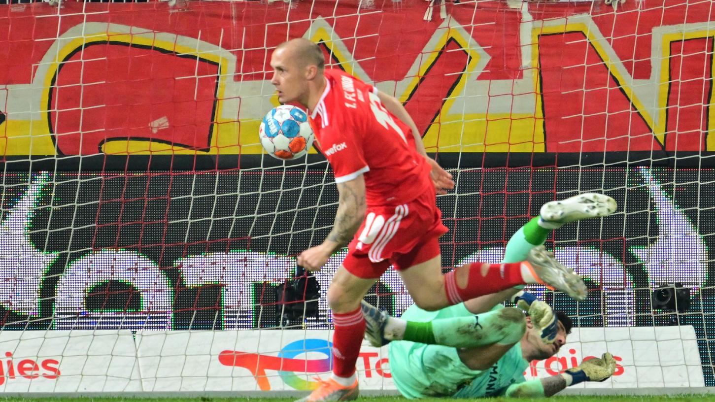 Und das war es mit dem Auswärtssieg: Sven Michel nutzt einen Fehler der Fürther Defensive und trifft zum 1:1 für Union Berlin.  