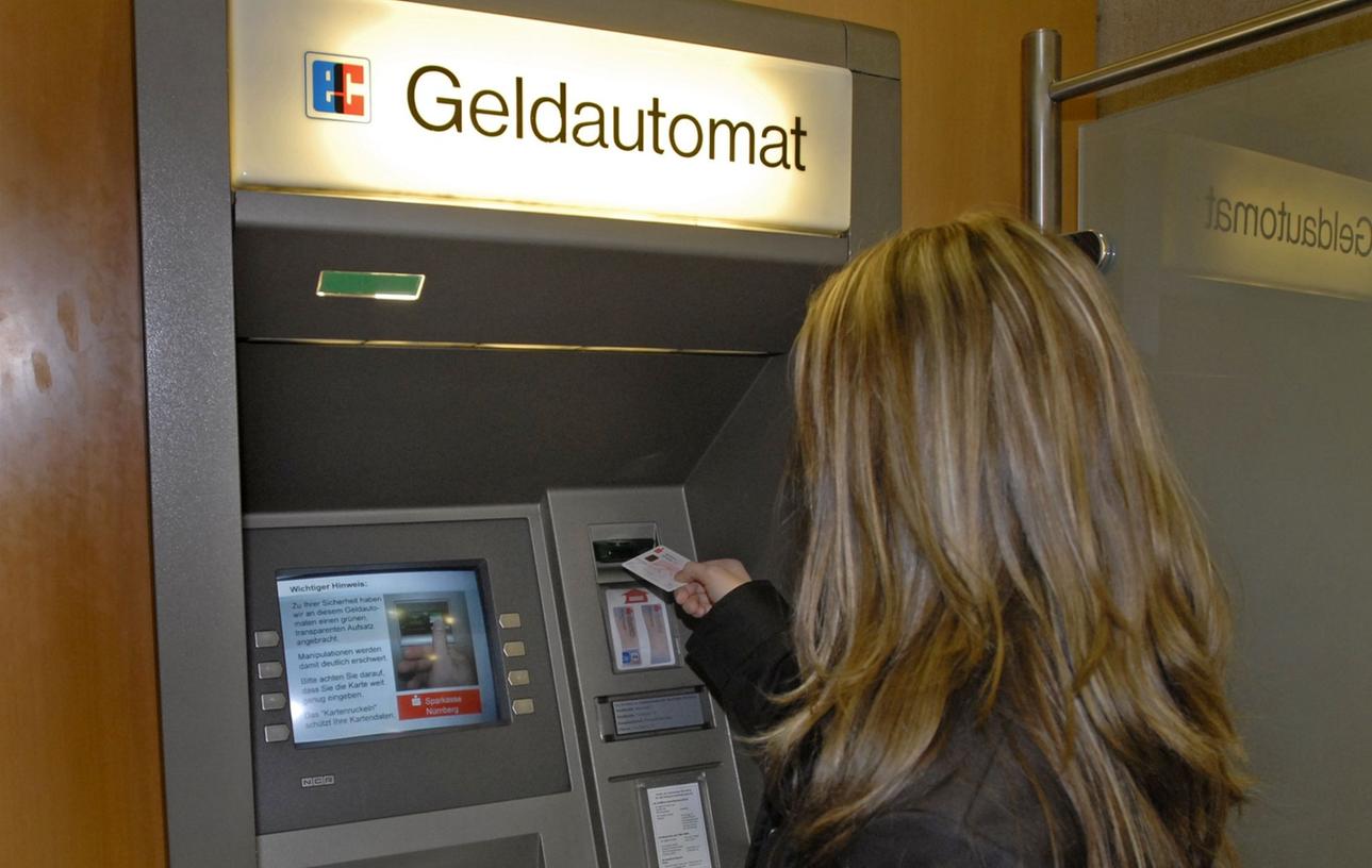 Die Zahl der Geldautomaten in Deutschland nimmt ab, dennoch sind sie aus unserem Alltag (noch) nicht wegzudenken.