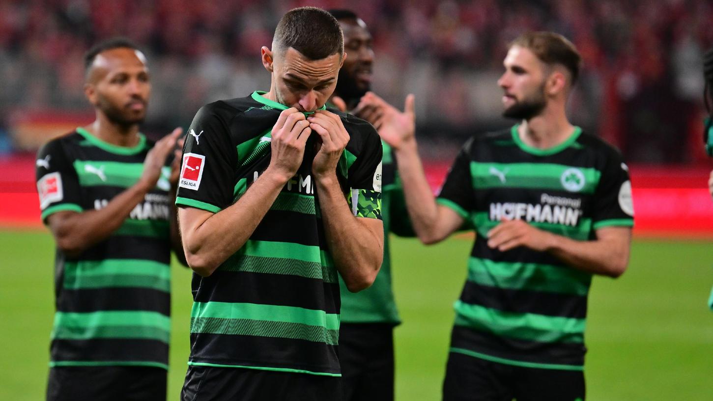 Wenn ein Tor nach einer sehr guten ersten Hälfte nicht reicht: Branimir Hrgota (vorne) fasste die Fürther Stimmungslage nach Abpfiff zusammen.
Wenn ein Tor nach einer sehr guten ersten Hälfte nicht reicht: Branimir Hrgota (vorne) fasste die Fürther Stimmungslage nach Abpfiff zusammen.