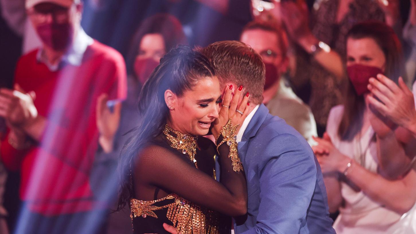 Amira Pocher, Moderatorin, und ihr Mann Oliver Pocher, Moderator, liegen sich nach ihrem Tanz weinend in den Armen in der RTL-Tanzshow "Let's Dance"
Amira Pocher, Moderatorin, und ihr Mann Oliver Pocher, Moderator, liegen sich nach ihrem Tanz weinend in den Armen in der RTL-Tanzshow "Let's Dance"