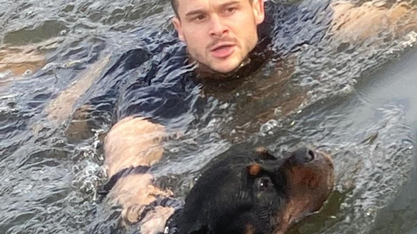 Mit einem beherzten Sprung ins kalte Wasser hat ein Polizist am Freitag in Lappersdorf einen Schwan vor einem Rottweiler gerettet.