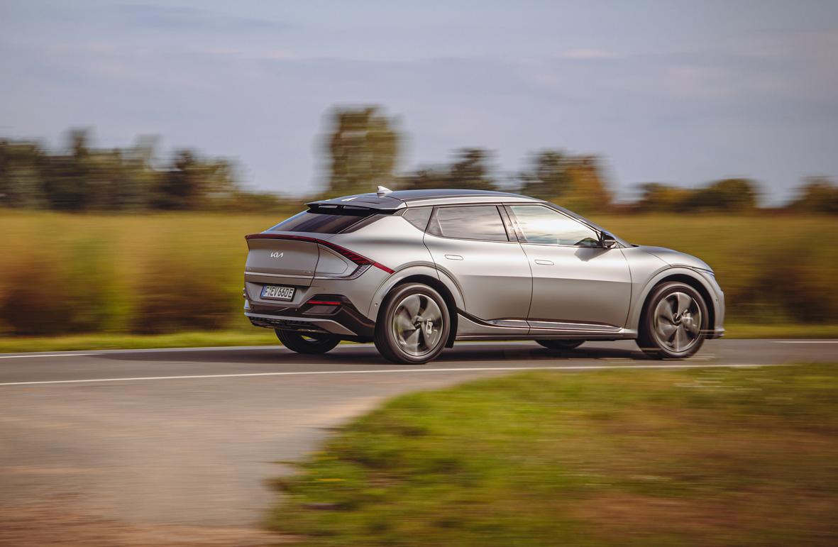 Geradezu futuristisch mutet das wuchtige - und, um es vorsichtig zu formulieren - mutig geformte Heck mit dem durchgehenden Leuchtenband an.