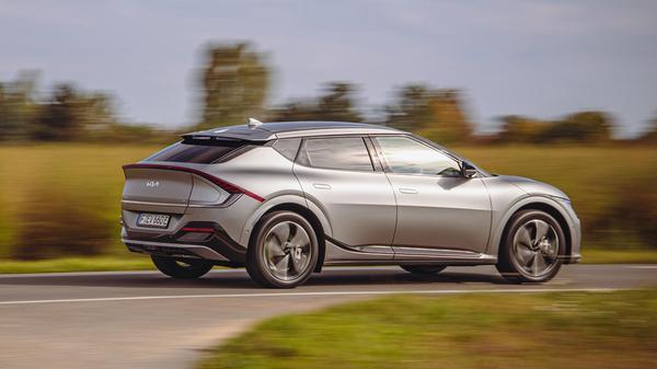 Geradezu futuristisch mutet das wuchtige - und, um es vorsichtig zu formulieren - mutig geformte Heck mit dem durchgehenden Leuchtenband an.