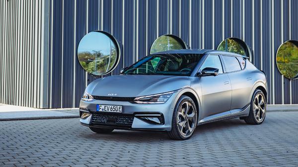 Beim EV6 AWD übernehmen zwei Elektromotoren mit insgesamt 239 kW/325 PS und 605 Newtonmetern Drehmoment den Antrieb. Eine der Permanentmagnet-Synchronmaschinen sitzt an der Vorder-, die andere an der Hinterachse, auf diese Weise entsteht das technische Rückgrat des Allradantriebs.