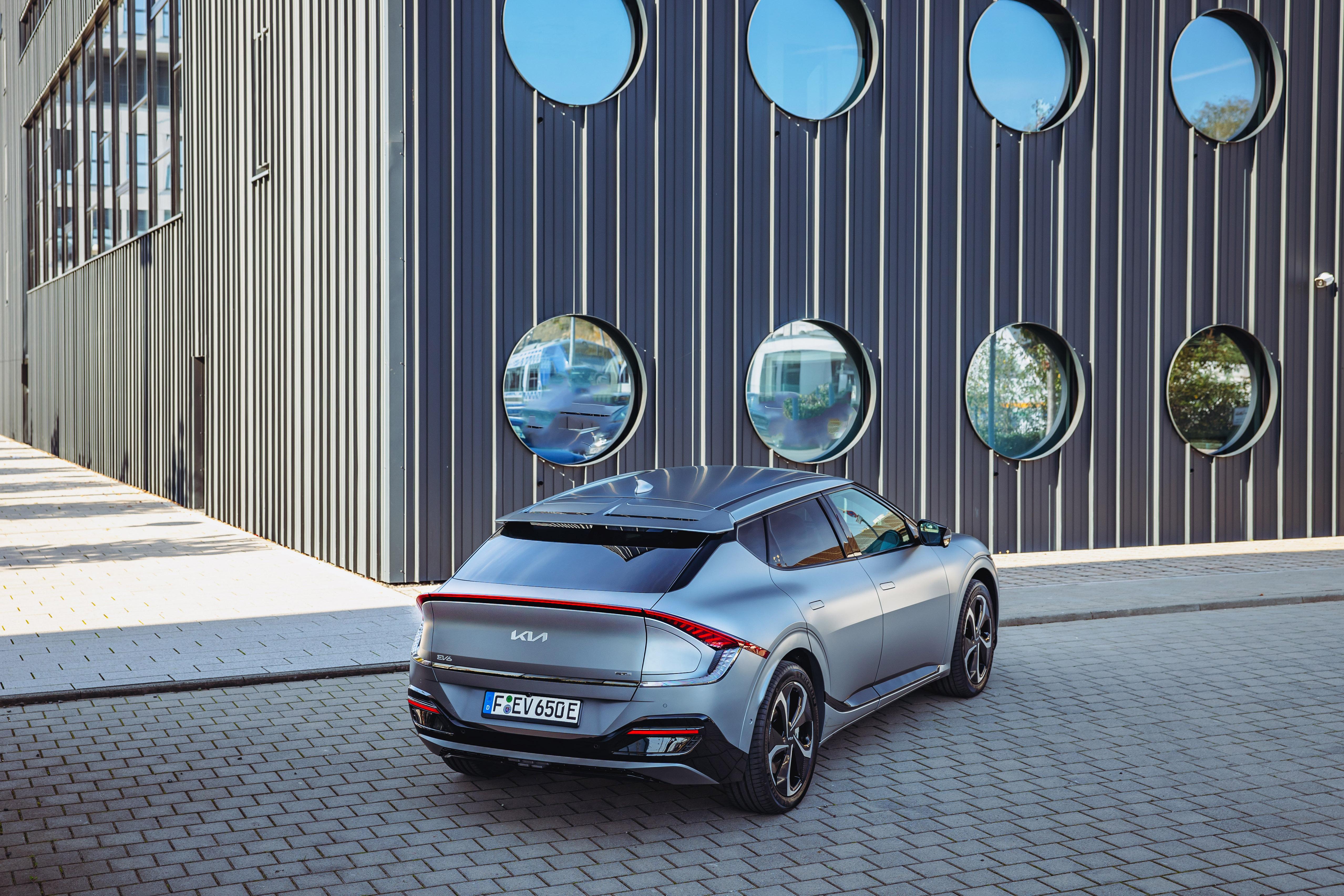 Stromzufuhr erfahren die E-Motoren von einem Lithium-Ionen-Akku mit 77,4 kWh Kapazität.