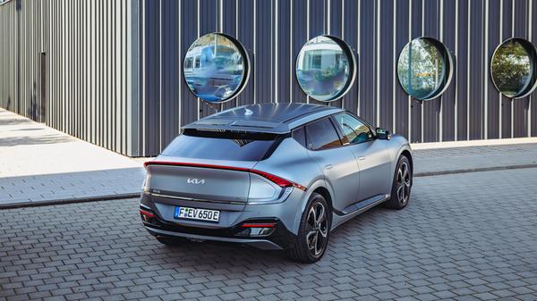 Stromzufuhr erfahren die E-Motoren von einem Lithium-Ionen-Akku mit 77,4 kWh Kapazität.