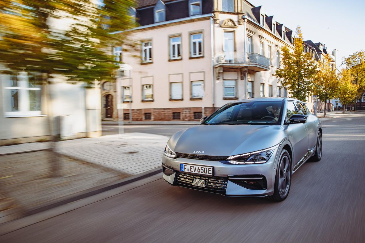 Der mit 20-Zoll-Rädern ausgestattete EV6 AWD GT-line soll nach offiziellen Angaben bis zu 484 Kilometer schaffen, trotz zurückhaltender Fahrweise haben wir das deutlich verfehlt und nur 290 bis bestenfalls 330 Kilometer vorgelegt.