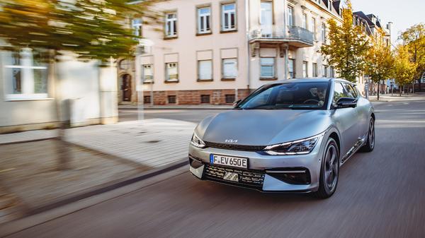 Der mit 20-Zoll-Rädern ausgestattete EV6 AWD GT-line soll nach offiziellen Angaben bis zu 484 Kilometer schaffen, trotz zurückhaltender Fahrweise haben wir das deutlich verfehlt und nur 290 bis bestenfalls 330 Kilometer vorgelegt.