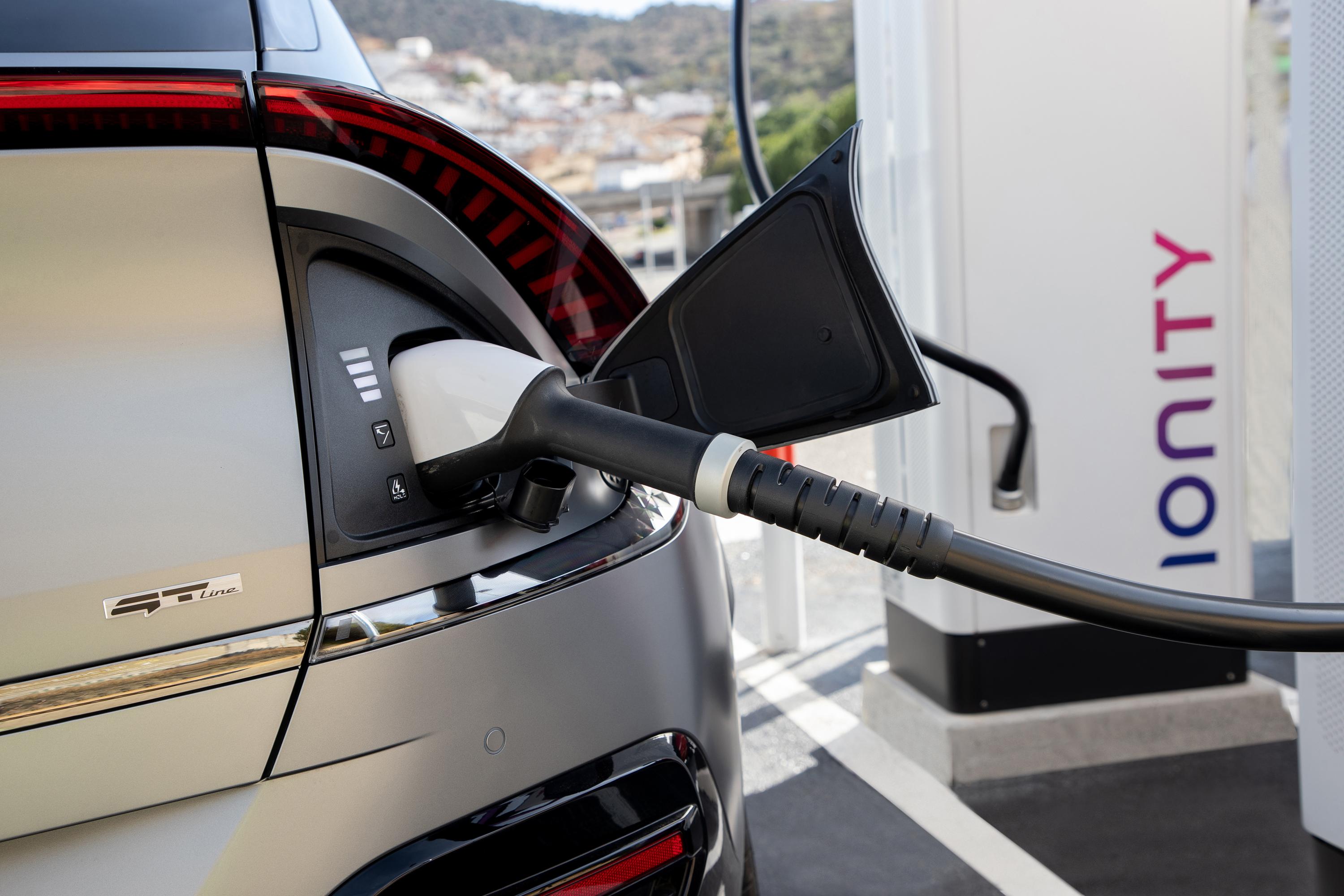 Der Ladeanschluss verbirgt sich elegant rechterhand unterhalb des Lichtbogens, die Klappe öffnet elektrisch.