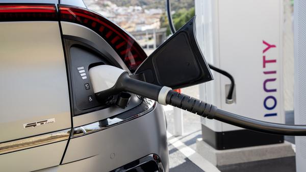 Der Ladeanschluss verbirgt sich elegant rechterhand unterhalb des Lichtbogens, die Klappe öffnet elektrisch.