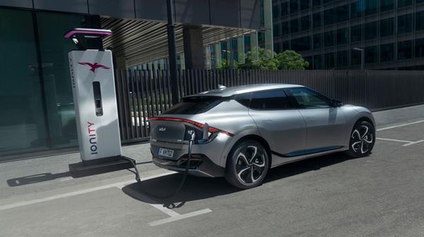 Im Unterschied zum Gros der Elektroautos, die mit 400-Volt-Ladetechnik arbeiten, kann der EV6 auf ein 800-Volt-System zurückgreifen.