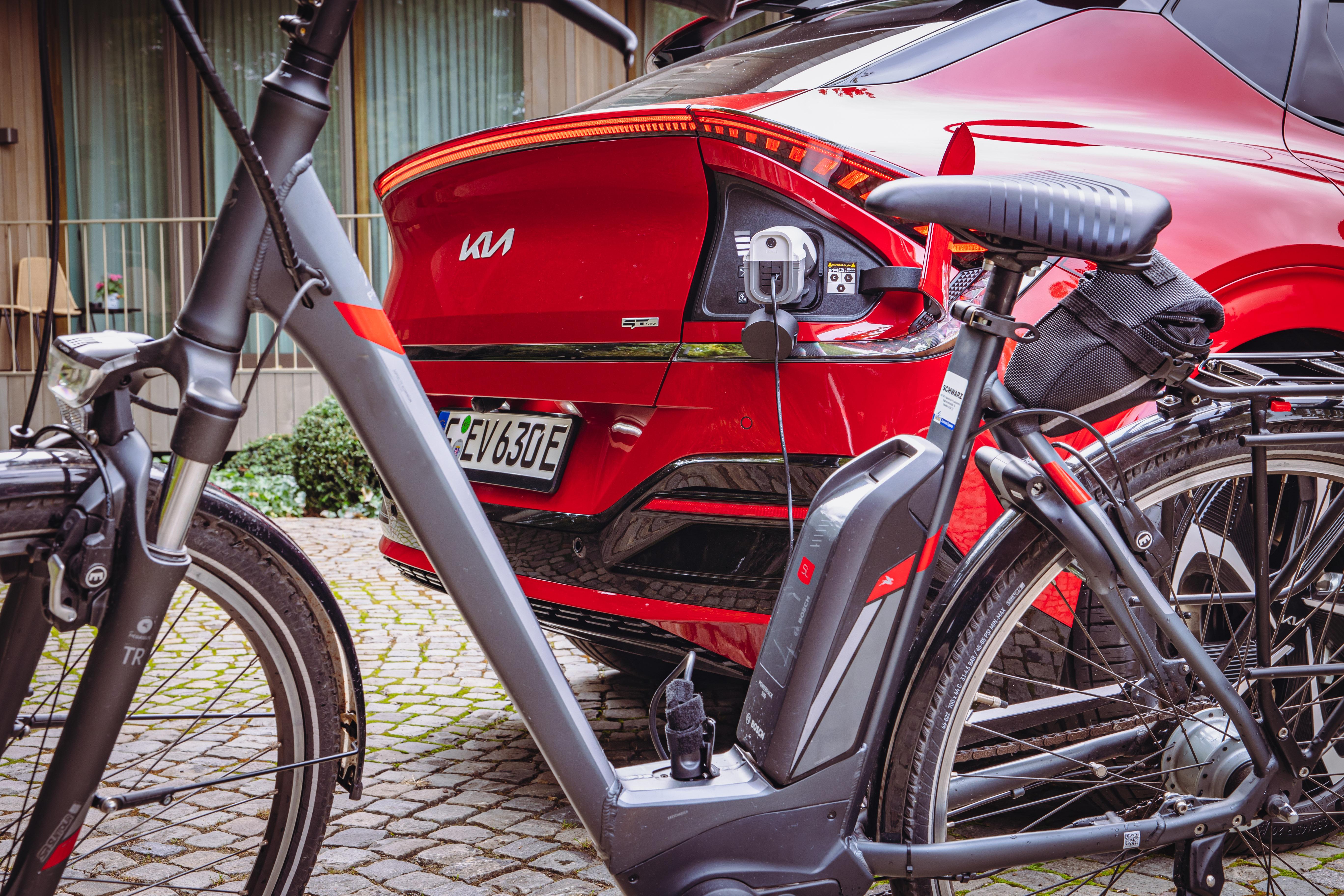 Die Vehicle-to-Load-Funktion (V2L) macht es möglich, mithilfe eines Adapters elektrische Verbraucher wie das E-Bike zu füttern und sogar andere Elektroautos zu versorgen.