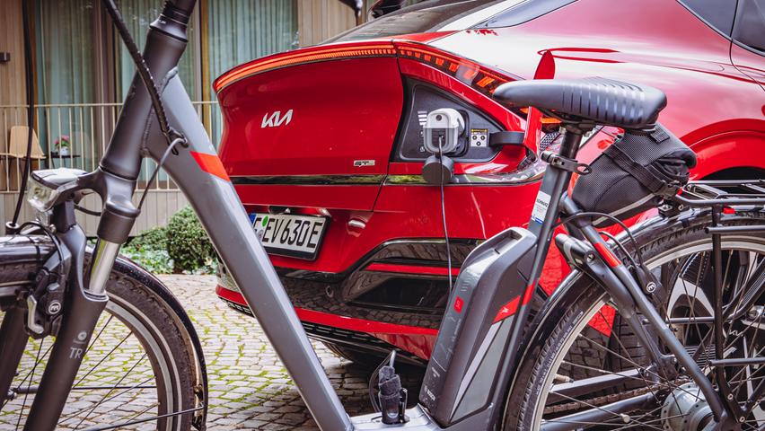 Die Vehicle-to-Load-Funktion (V2L) macht es möglich, mithilfe eines Adapters elektrische Verbraucher wie das E-Bike zu füttern und sogar andere Elektroautos zu versorgen.