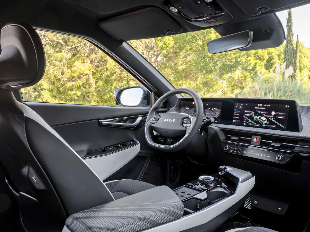 Zwei Bildschirme bilden eine optische, leicht gewölbte Einheit, das linke Display visualisiert fahrrelevante Infos wie Tempo oder Reichweite, das rechte ist fürs Multimediale zuständig.