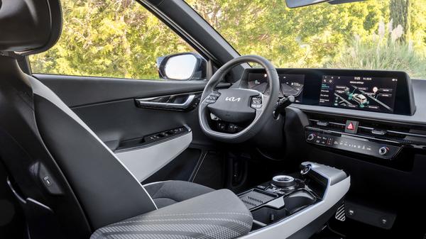 Zwei Bildschirme bilden eine optische, leicht gewölbte Einheit, das linke Display visualisiert fahrrelevante Infos wie Tempo oder Reichweite, das rechte ist fürs Multimediale zuständig.