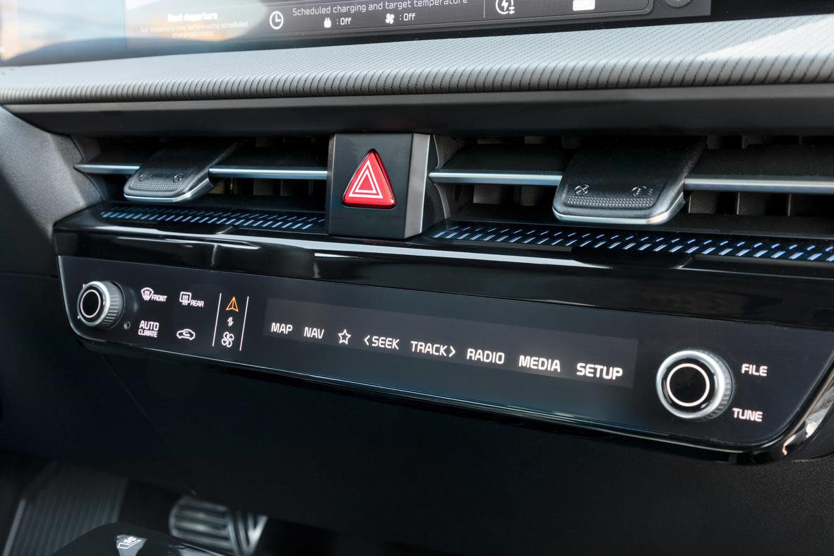 Die schmale Bedienleiste hat Kia zu einer Doppelfunktion ertüchtigt. Das heißt, dass die Tastenbelegung auf Fingertipp zwischen Klimatisierung einerseits und Navi/Infotainment andererseits wechselt.