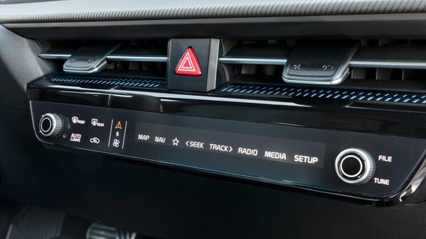 Die schmale Bedienleiste hat Kia zu einer Doppelfunktion ertüchtigt. Das heißt, dass die Tastenbelegung auf Fingertipp zwischen Klimatisierung einerseits und Navi/Infotainment andererseits wechselt.