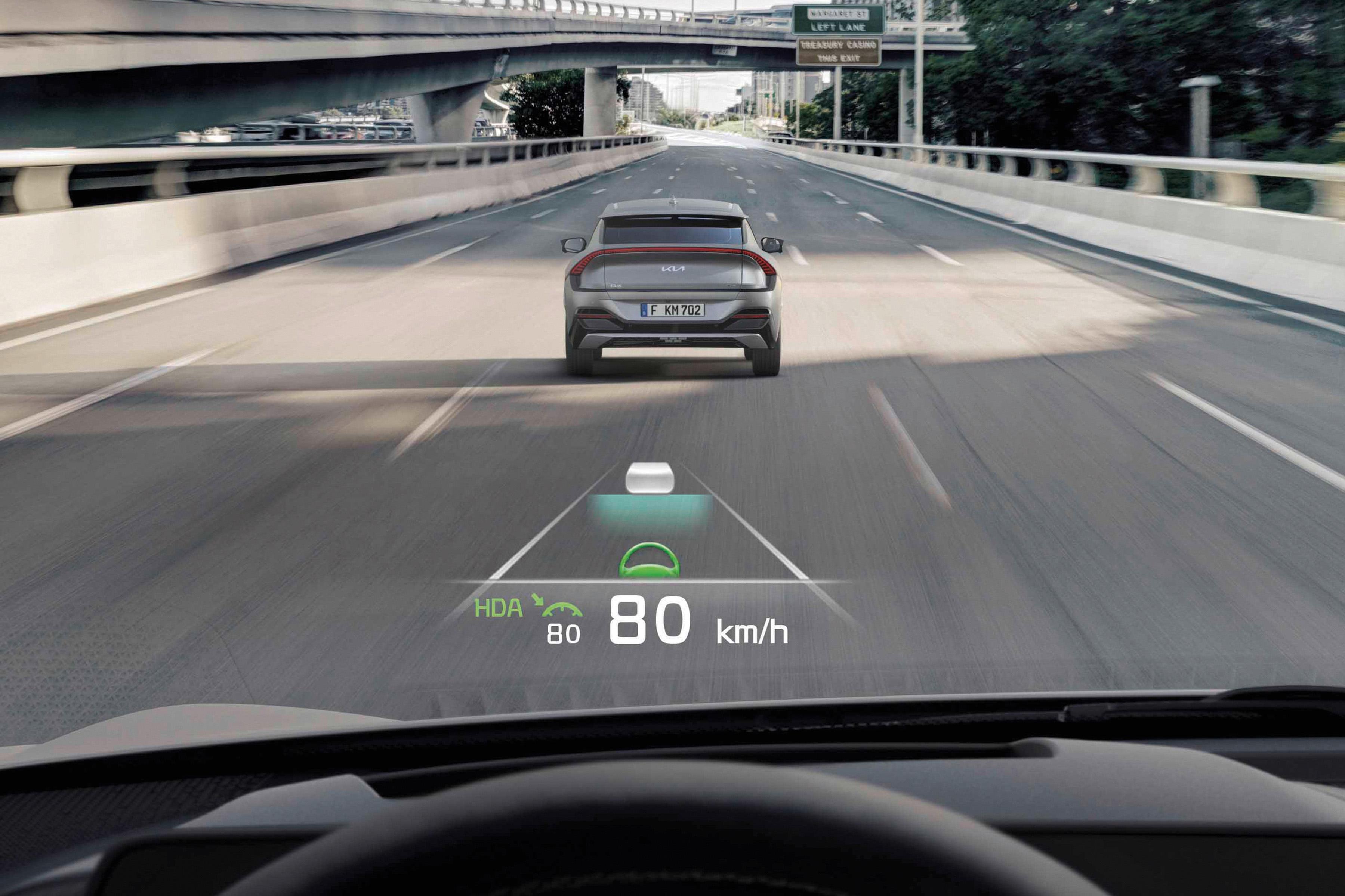 Als hilfreich erweist sich das großflächige Head-up-Display.