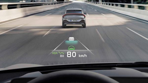 Als hilfreich erweist sich das großflächige Head-up-Display.