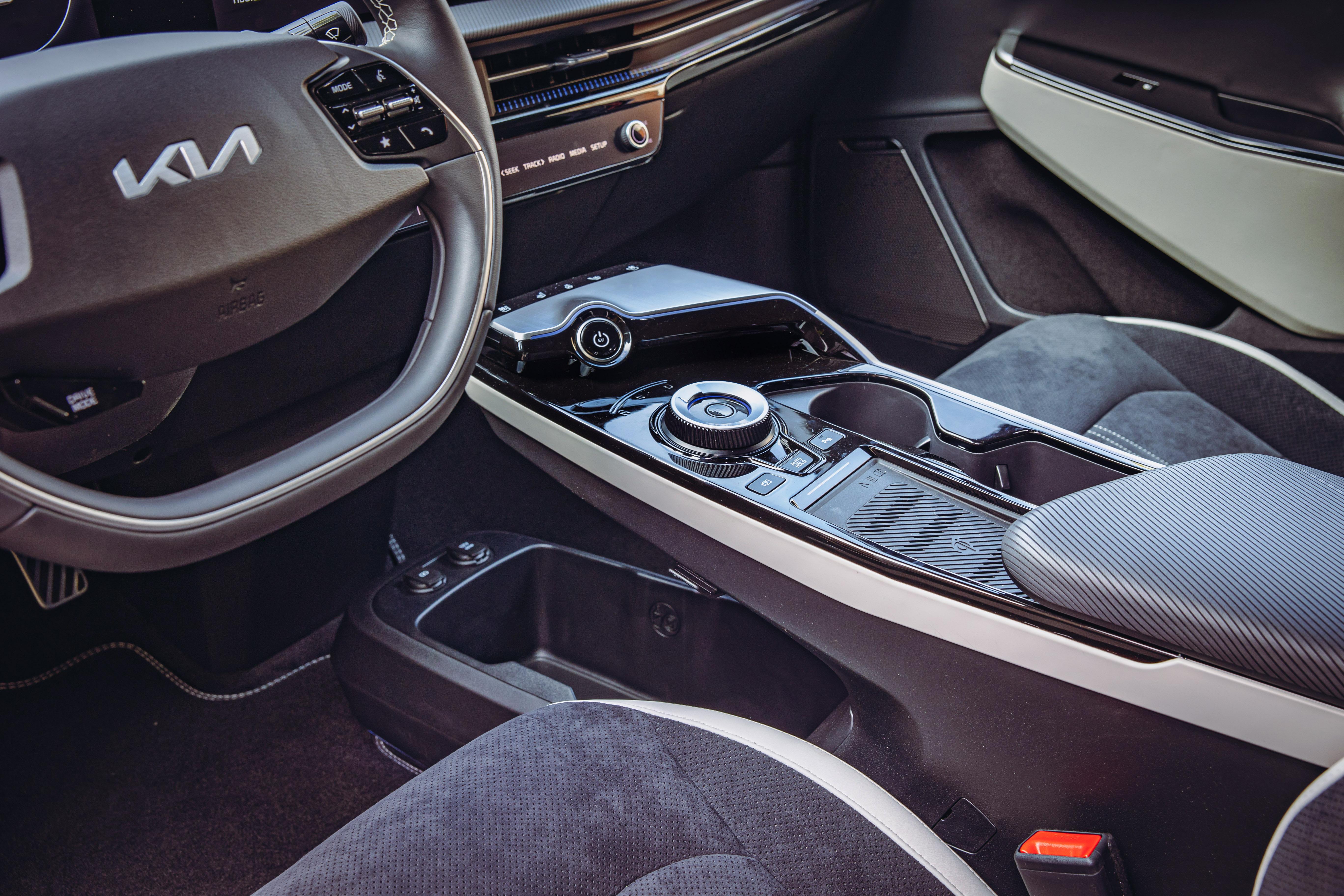 Die Mittelkonsole ist gleichsam freischwebend. Über einen Drehsteller werden die Fahrstufen eingelegt.