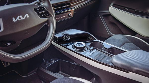 Die Mittelkonsole ist gleichsam freischwebend. Über einen Drehsteller werden die Fahrstufen eingelegt.