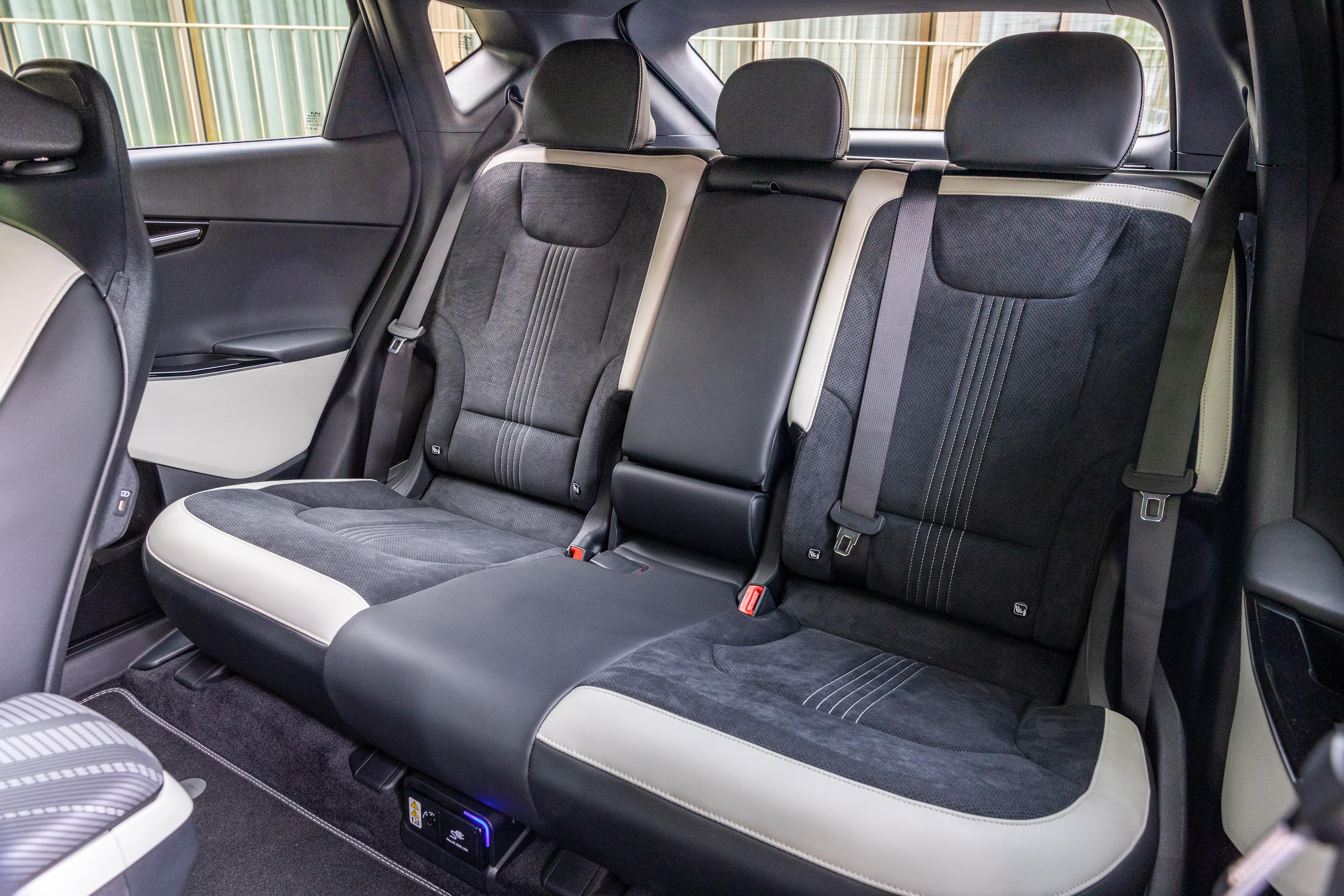 Im Fond können drei Personen mitfahren. Die Ski-Durchreiche gehört zur Serienausstattung.