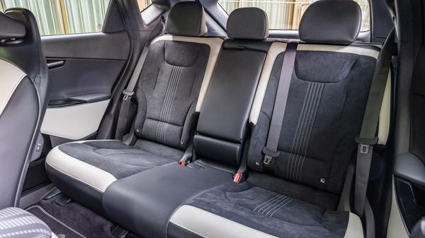 Im Fond können drei Personen mitfahren. Die Ski-Durchreiche gehört zur Serienausstattung.