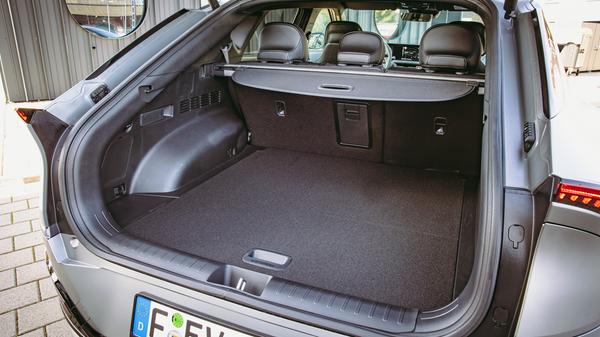 Das Gepäckabteil fasst 490 bis 1300 Liter, im GT-line-Modell schrumpft das Maß auf 480 bis 1260 Liter. Recht hoch liegt die Ladekante.
