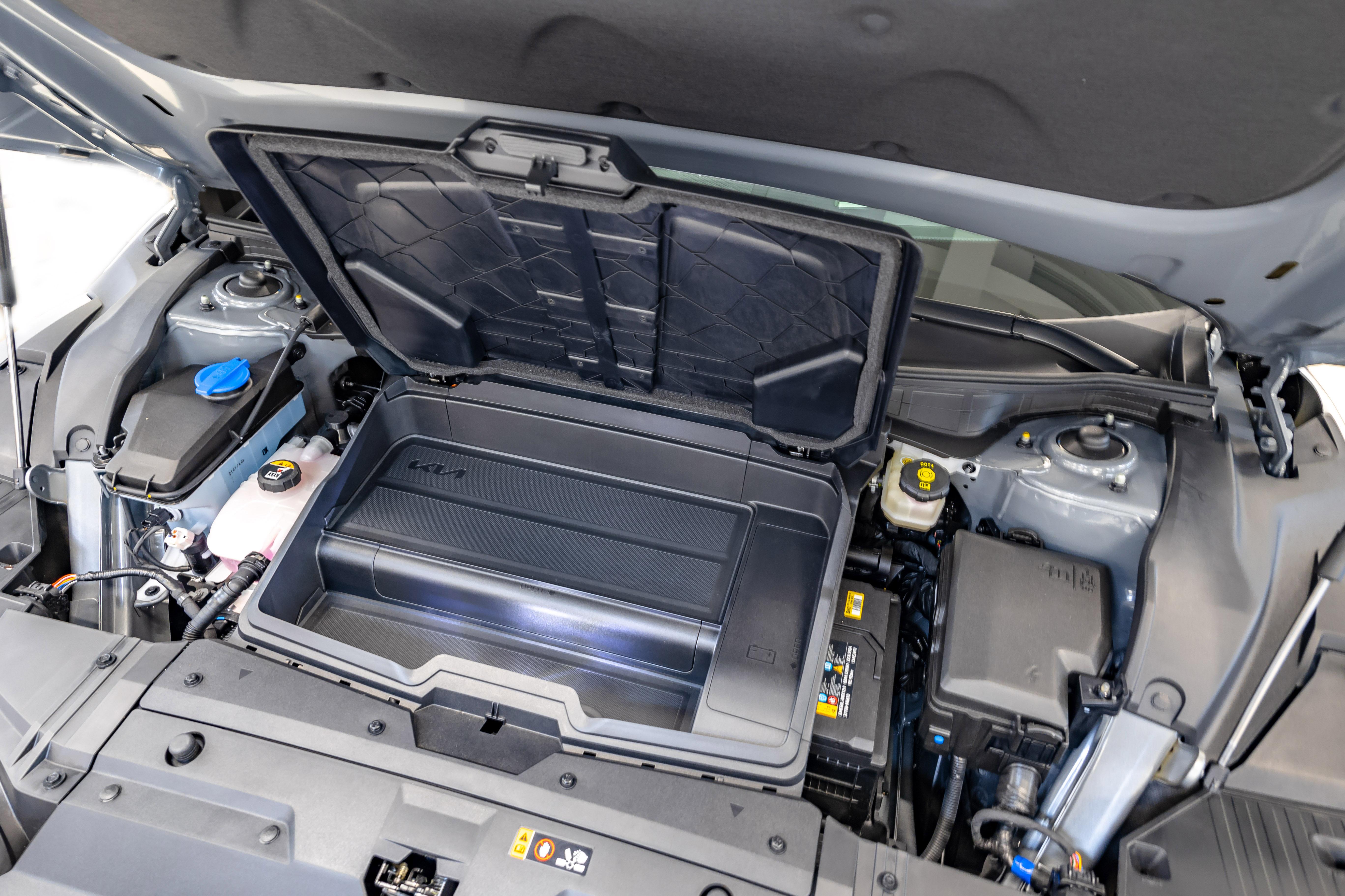 Auch die Aufnahmekapazität des "Frunks" variiert, beim Allradler beträgt sie nur 20 Liter, sonst sind es 52.