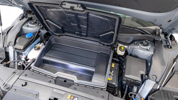 Auch die Aufnahmekapazität des "Frunks" variiert, beim Allradler beträgt sie nur 20 Liter, sonst sind es 52.