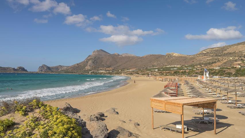 Kreta hat aber noch mehr Traumstände zu bieten. Falassarna im Westen der Insel zieht etwa gerade in der Hochsaison jede Menge Touristen an. Der Sand ist weiß, wodurch das Meer wie in Balos auch fast schon karibisch-blau schimmert.