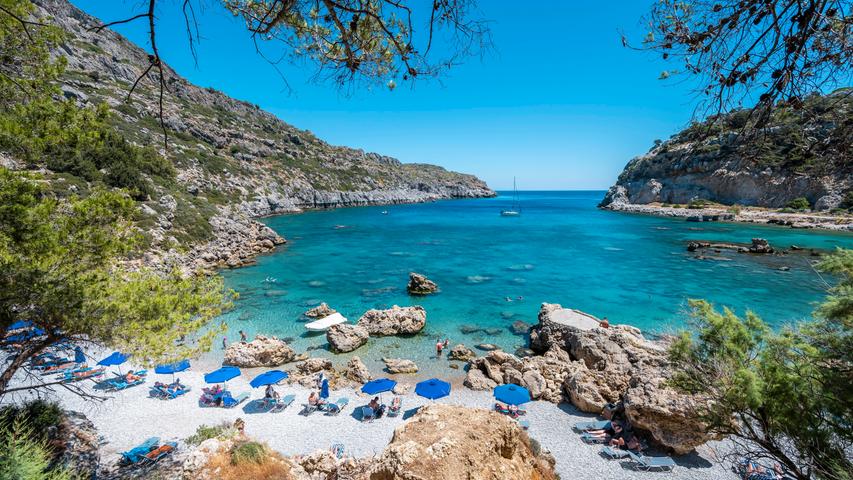 Auch eine andere griechische Insel ist ein wahres Paradies für Strandfans - Rhodos. Dort liegt unter anderem die Anthony-Quinn-Bucht, eingerahmt von Felsen. Dort wurde unter anderem Die Kanonen von Navarone gedreht, Anthony Quinn - ein amerikanischer Schauspieler - soll daraufhin Land an der Bucht erworben haben.