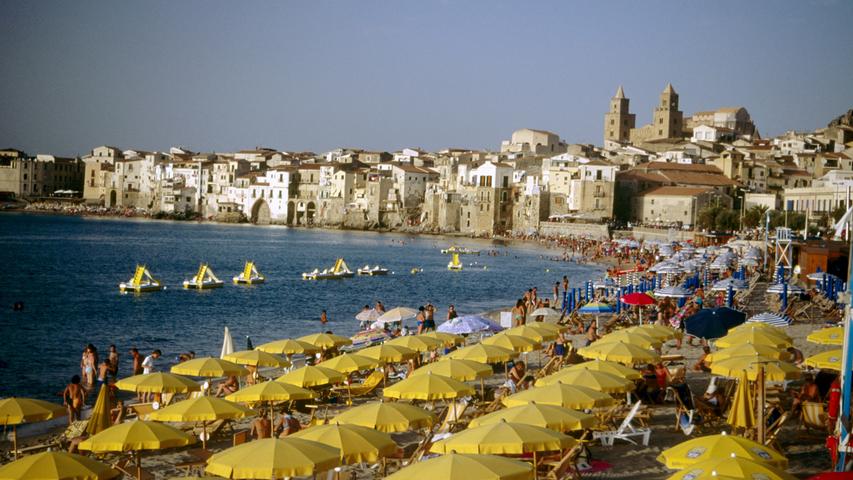 Anders sieht es da schon in Sizilien aus - auf die größte Insel des Mittelmeers zieht es deutsche Touristen relativ häufig. Der Strand von Cefalù bei Palermo ist eines der absoluten Strandhighlights.