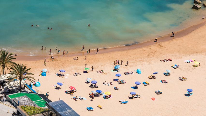 In Calheta befindet sich der einzige Sandstrand auf ganz Madeira. Hierfür wurde der Sand von der Sahara eingeschifft und der Strand künstlich angelegt. Gerade Familien mit Kindern können sich hier über einen entspannten Badeurlaub freuen.   