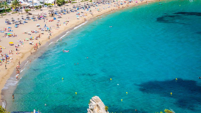 Auf Ibiza lockt der Strand von Cala San Vicente im Nordosten der Insel. Die Bucht ist durch schöne Felswände begrenzt. Für Kinder ist der Strand wunderbar geeignet. Am Strand entlang zieht sich eine kleine Promenade, an der sich mehrere Cafés mit Blick auf die malerische Bucht befinden.