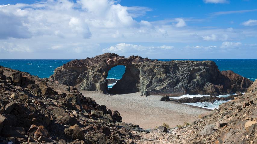 Aber auch die kleine Schwester von Teneriffa, Fuerteventura, kann Strand. Ein Beispiel? Jurado an der Westküste der Insel. Besonders imposant ist der Steinbogen, der sogar vom Meer aus zu sehen ist.