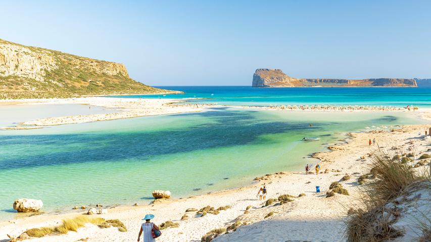 Sieht aus wie die Karibik - ist tatsächlich aber die Mittelmeerinsel Kreta. Wer sich in Balos in der Sonne aalen will, muss sich aber erst einmal über eine Schotterstraße quälen - und wird dafür aber mit türkisfarbenem Meer wie aus dem Bilderbuch belohnt.